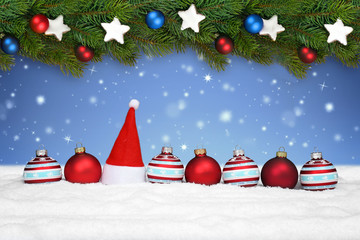 Weihnachtshintergrund mit Kugeln / Mütze und Schnee