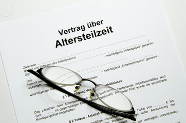 Vertrag &uuml;ber Altersteilzeit mit Brille