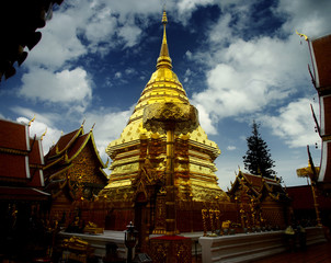 Naklejka premium buddhist golden temple