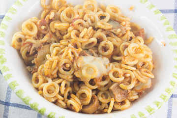 Piatto di pasta al sugo visto dall'alto