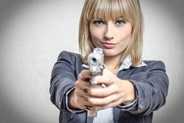 Blonde Frau mit Pistole