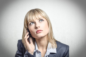 Blonde Frau telefoniert