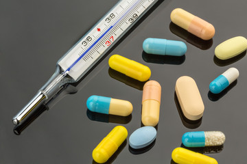 Fieberthermometer und Tabletten