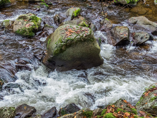 Bach mit fließendem Wasser