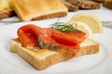 Graved Lachs auf Toastbrot m it Dill und Zitrone