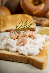 Toastbroat mit Krabbensalat, Nordseekrabben,Dill und Zitrone
