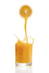Orangensaft wird aus Orange gepresst