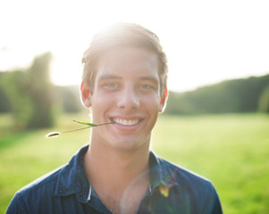 Portrait eine glücklichen jungen Mannes in der Natur