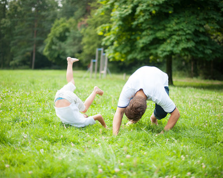 Vater und Sohn schlagen Purzelb&auml;ume