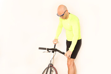 Obraz premium Fahrradfahrer von Rad abgestiegen