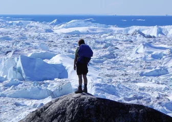 Plexiglas foto achterwand backpackers uitzicht op het noordpoolgebied © natros