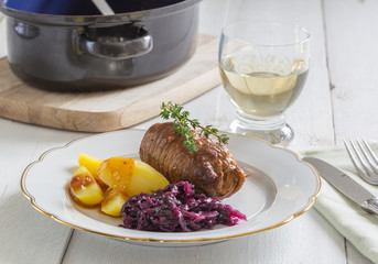 Rouladen vom Rind mit Kartoffeln und Rotkohl