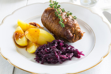 Rouladen vom Rind mit Kartoffeln und Rotkohl