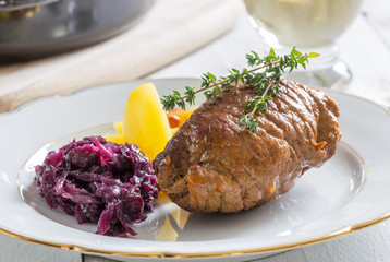 Rouladen vom Rind mit Kartoffeln und Rotkohl