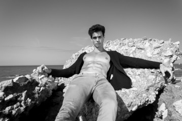 modella con sguardo serio