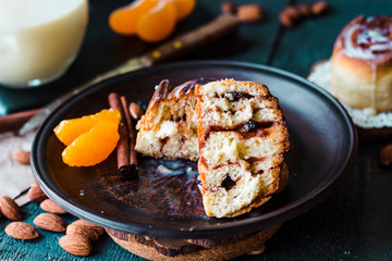 sectional view Cinnabon cinnamon rolls and cream sauce