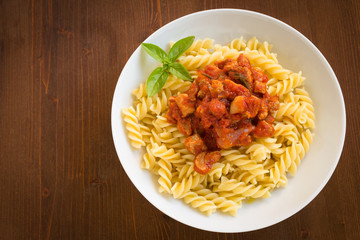 Fusilli con pancetta e salsa di pomodoro, cucina italiana