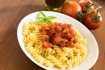Fusilli con pancetta e salsa di pomodoro, cucina italiana