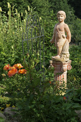 Garten mit Statue und Rosen