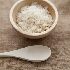 riz blanc dans un bol en bambou bois