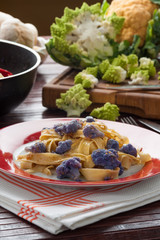 Pappardelle al sugo di cavolfiore viola blu
