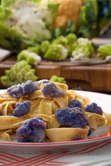Pappardelle al sugo di cavolfiore viola blu