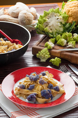 Pappardelle al sugo di cavolfiore viola blu