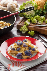 Pappardelle al sugo di cavolfiore viola blu
