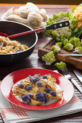 Pappardelle al sugo di cavolfiore viola blu