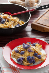 Pappardelle al sugo di cavolfiore viola blu