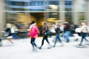 A shopper walking past a store window - obrazy, fototapety, plakaty