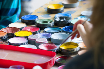 Farbt&ouml;pfe beim Kinderschminken