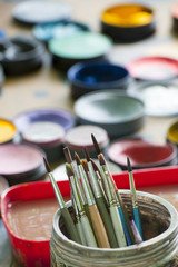 Farbt&ouml;pfe beim Kinderschminken