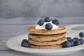 Foto auf Acrylglas Pancakes met bosbessen © foodstyle_foto