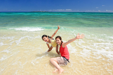 南国沖縄のビーチで遊ぶ親子