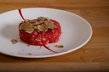 Carne cruda con tartufo bianco