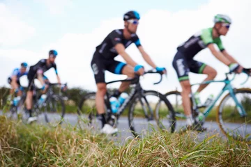 Crédence de cuisine en verre imprimé Vélo Vue abstraite des concurrents en course cycliste