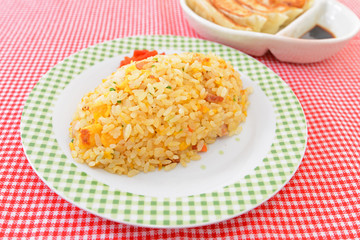 美味しそうな炒飯と餃子