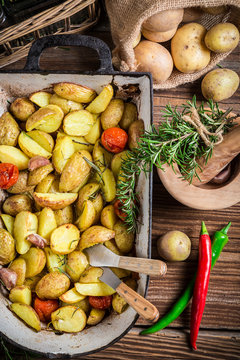 Roasted potatoes with herbs, garlic and pepper