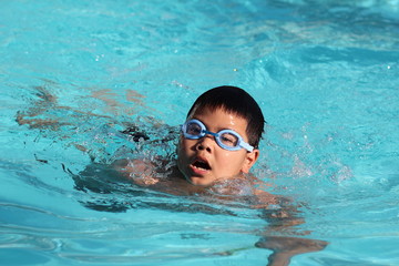 Fototapeta na wymiar Asian boy in the swimming pool..