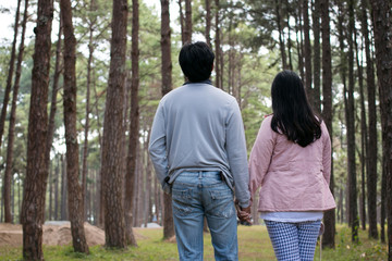 Fototapeta premium Couple in a pine forest in autumn