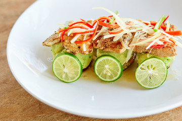 Grilled fish with vegetables and lime