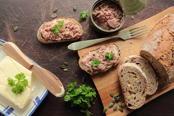 Sliced tuna on bread with butter and fresh parsley
