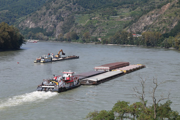 Naklejka premium Donau - 004 - Schifffahrt - Bagger