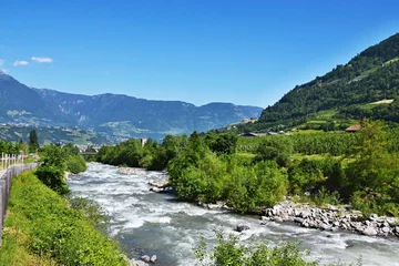 Foto op Canvas Italiaanse Alpen-fietsroute in Merano en rivier de Adige © bikemp