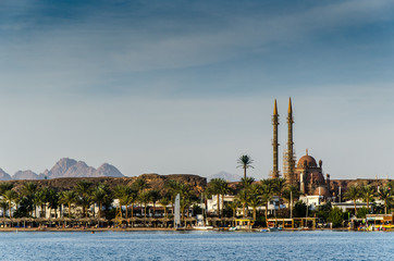 Blick auf Sharm el Sheikh und Moschee mit Sinai Bergen und Meer