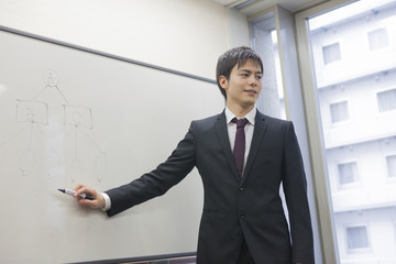 プレゼンテーションするビジネスマン