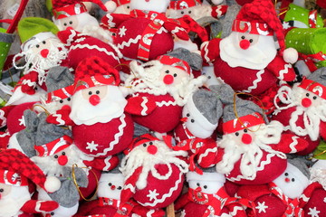 Weihnachtsmänner aus Stoff am Adventmarkt