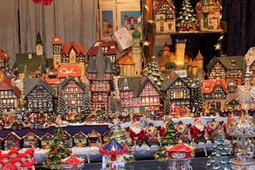 Weihnachtliche Häuser und Figuren am Christkindlmarkt