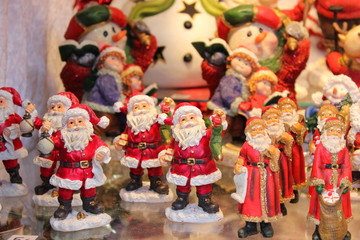 Weihnachtsmannfiguren am Christkindlmarkt